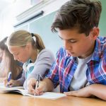uczniowie podstawówki piszą egzamin poprawkowy