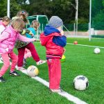 zajęcia wychowania fizycznego - dzieci grają w piłkę nożną