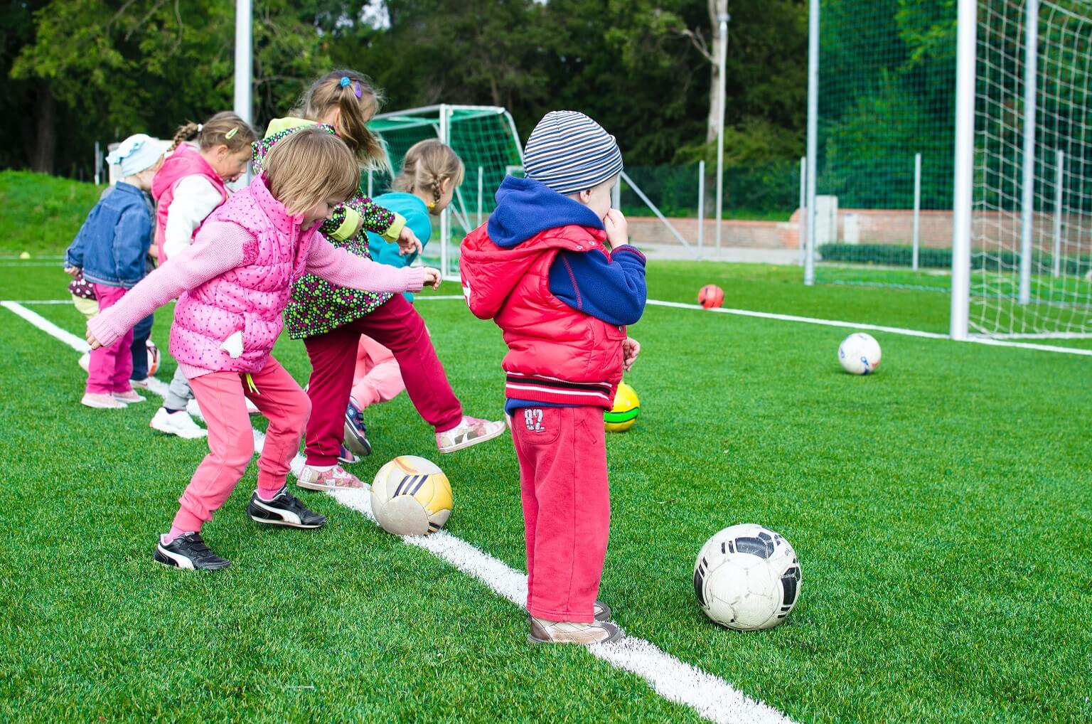zajęcia wychowania fizycznego - dzieci grają w piłkę nożną