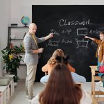 Nauczyciel prowadzący zajęcia w szkole podstawowej. Jaki jest zakres obowiązków szkoły wobec ucznia?