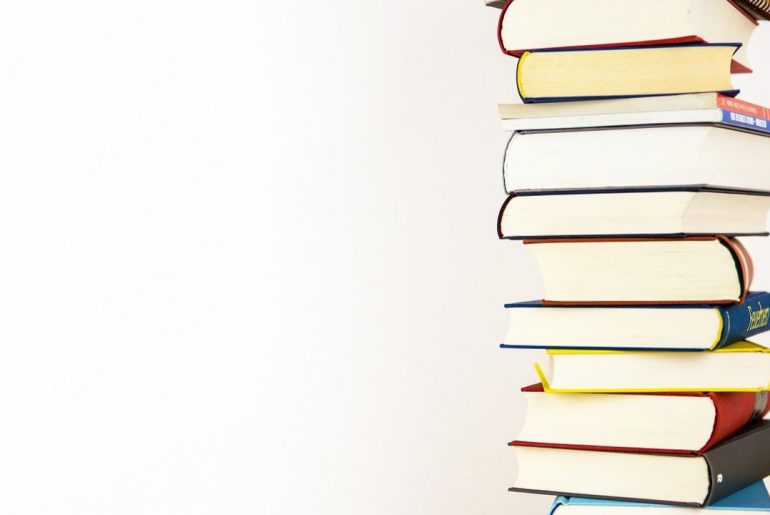 Szkoła Policealna Poznań - zdjęcie wieży z książek na białym tle