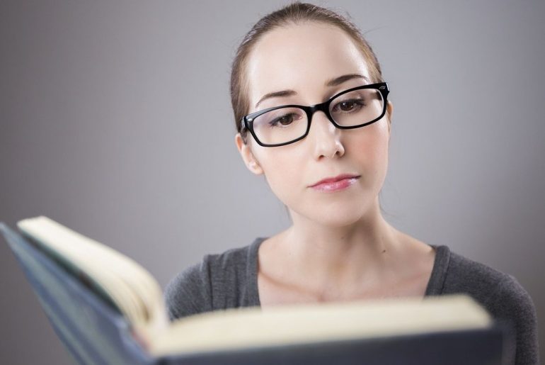 Czytająca kobieta w okularach