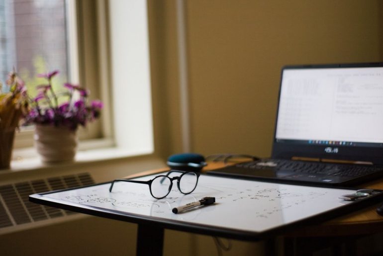 Miejsce do nauki - laptop, okulary na biurku