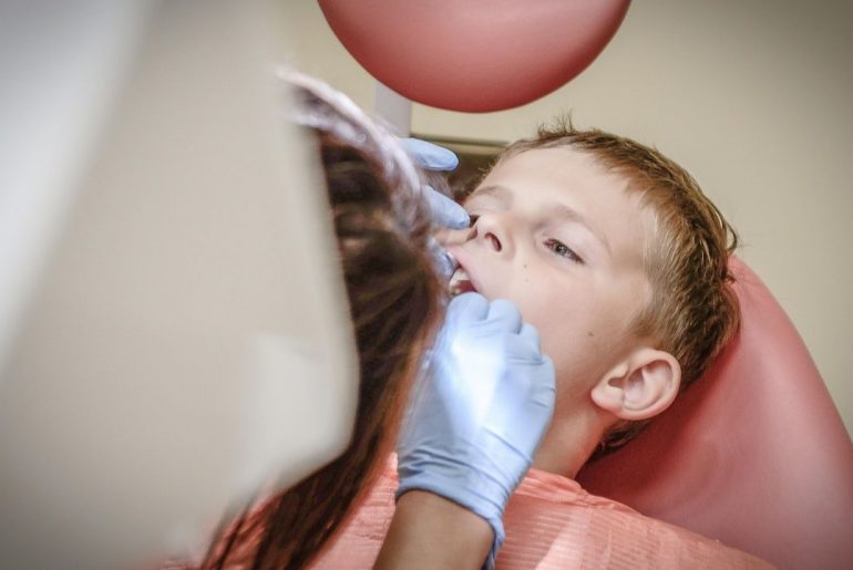 Chłopiec w gabinecie