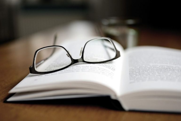Okulary na książce