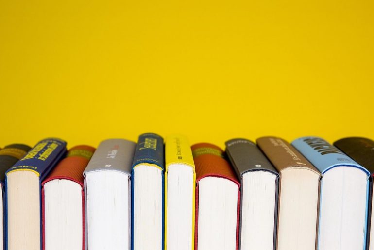 Książki na żółtym tle