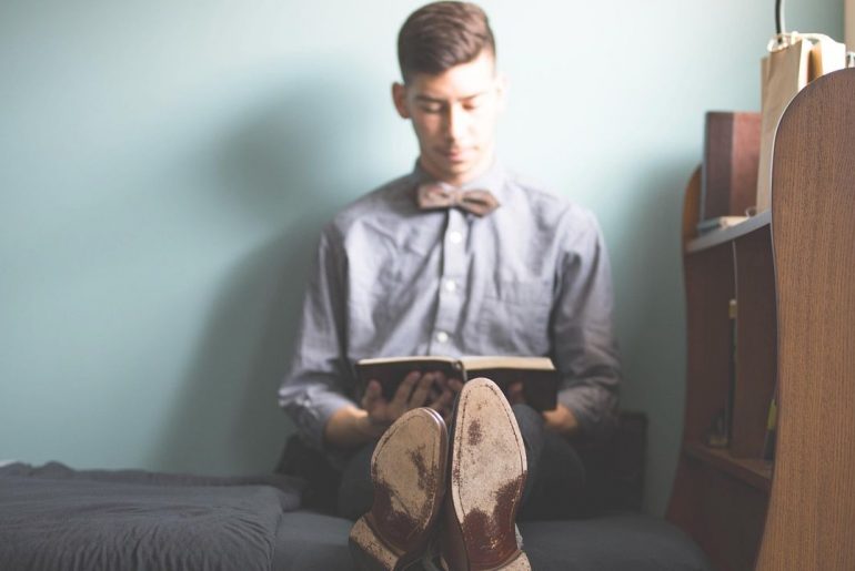 Mężczyzna czytający na łóżku