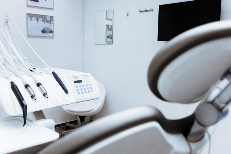 Fotel dentystyczny i narzędzia do pracy dentysty w gabinecie