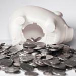 Monety wysypane ze skarbonki