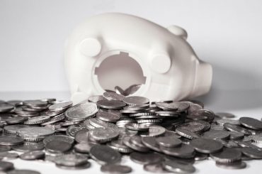 Monety wysypane ze skarbonki