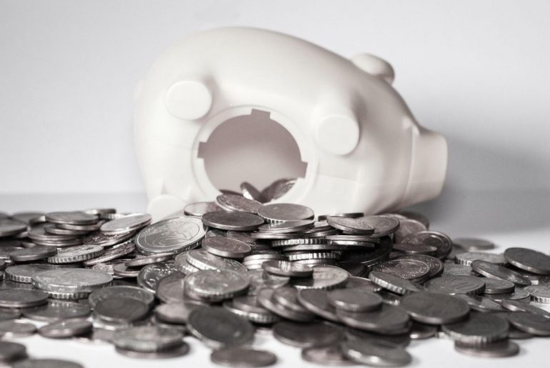 Monety wysypane ze skarbonki