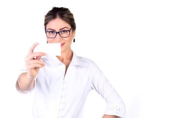 Legitymacja w dłoni kobiety