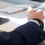 Osoba tworząca notatki na zajęciach