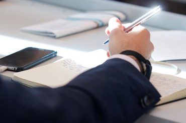 Osoba tworząca notatki na zajęciach