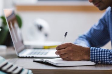 Mężczyzna przy biurku