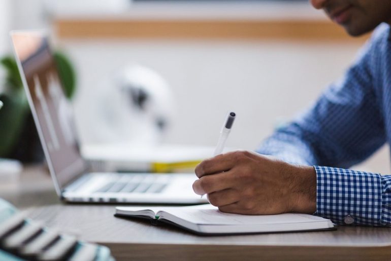 Mężczyzna przy biurku