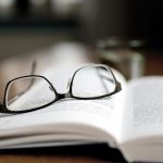 Szkoła policealna Białystok - okulary na książce