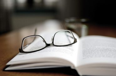 Szkoła policealna Białystok - okulary na książce