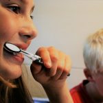 Dzieci myjące zęby