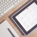 Ile trwa nauka w szkole policealnej - kalendarz na biurku w tablecie