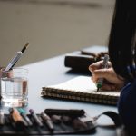 Zmiana zawodu po 30 - kobieta przy biurku