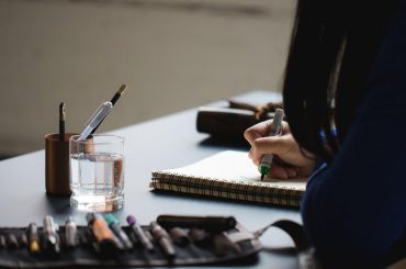 Zmiana zawodu po 30 - kobieta przy biurku