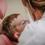 Szkoła policealna Poznań - dziecko podczas zabiegu dentystycznego