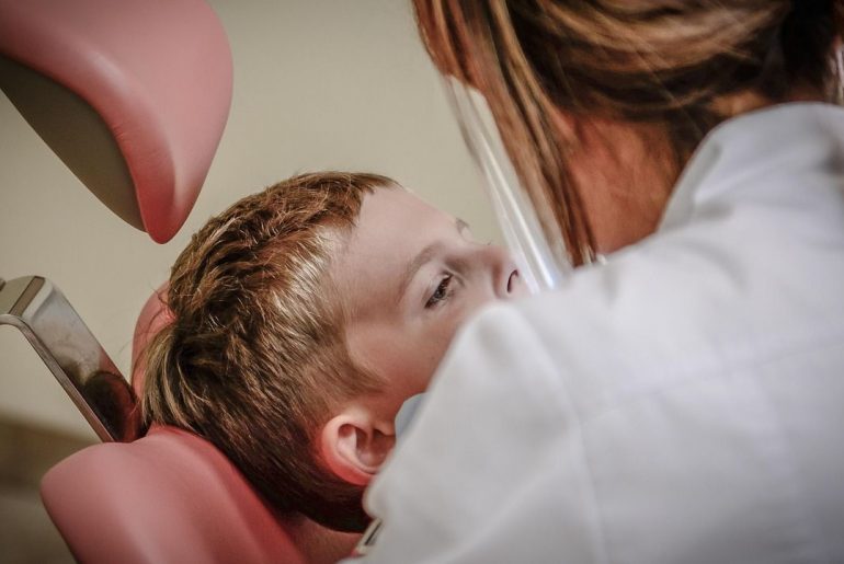 Szkoła policealna Poznań - dziecko podczas zabiegu dentystycznego