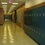 Korytarz szkolny z szafkami