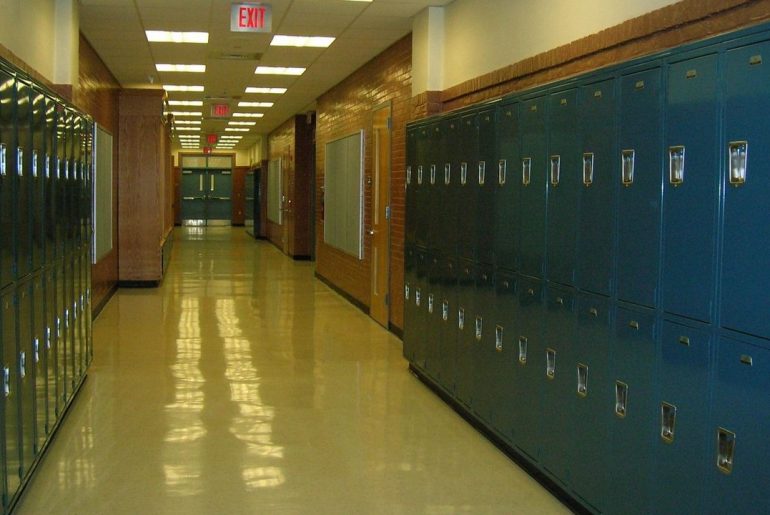 Korytarz szkolny z szafkami