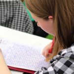 Kobieta robiąca notatki