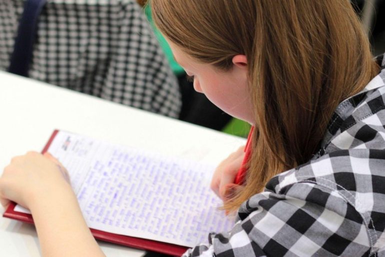 Kobieta robiąca notatki