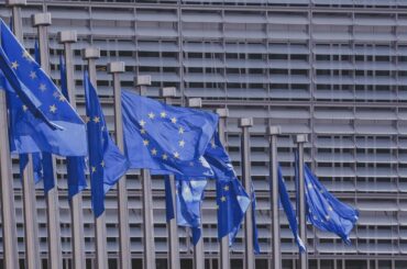 Uprawnienia w UE po policealnej - flagi UE