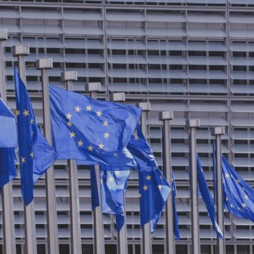 Czy po szkole policealnej można zdobyć uprawnienia zawodowe w UE?