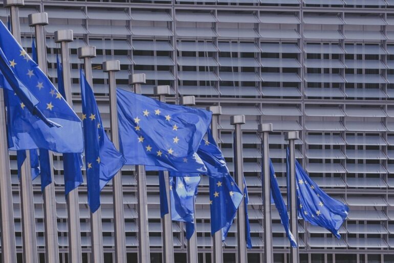 Uprawnienia w UE po policealnej - flagi UE