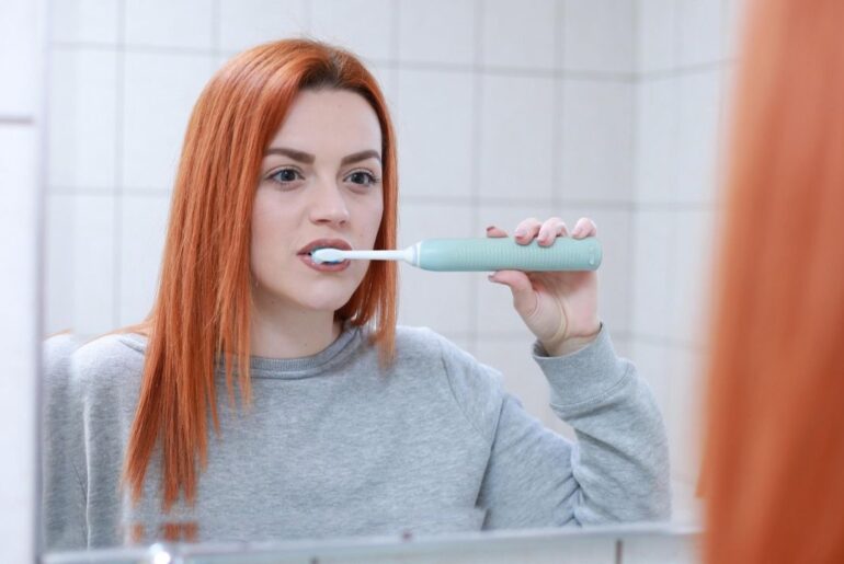 Kobieta myjąca zęby